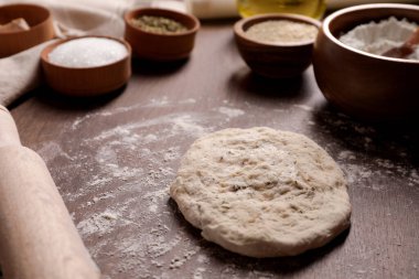 Taze mangır ve tahta masada merdane. Grissini pişiriyorum.