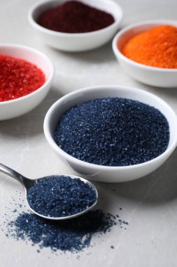 Açık gri masada çok farklı besin renkleri var.