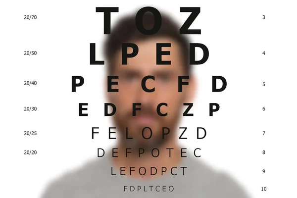 Sehtest Mann Hinter Augentafel Auf Weißem Hintergrund Verschwommener Hintergrund — Stockfoto