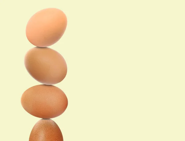 Ditumpuk Telur Ayam Segar Terhadap Latar Beige Cahaya Ruang Untuk — Stok Foto