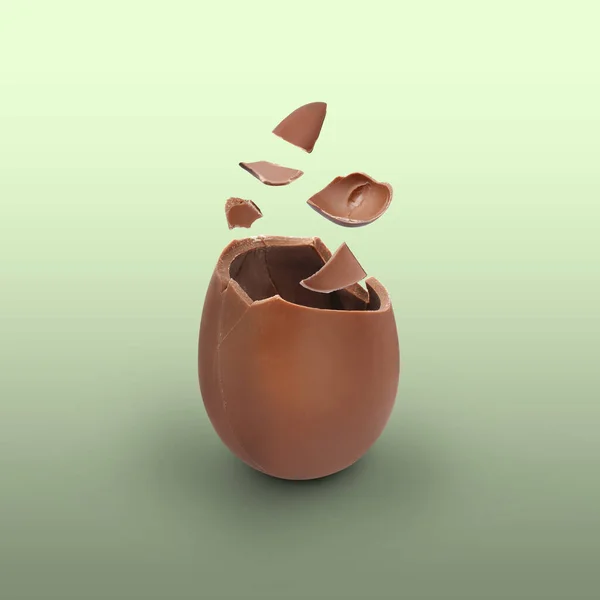 Σπασμένο Αυγό Σοκολάτας Γάλακτος Στο Φόντο Χρώμα — Φωτογραφία Αρχείου