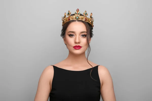 Vacker Ung Kvinna Bär Lyxig Krona Ljusgrå Bakgrund — Stockfoto