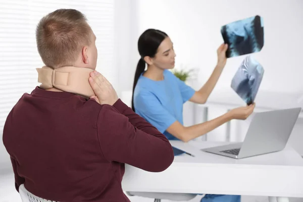 Médico Con Imágenes Resonancia Magnética Del Cuello Consultando Paciente Clínica — Foto de Stock