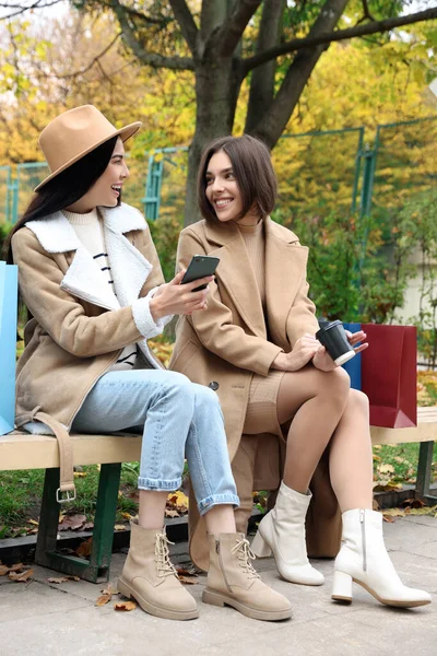 Promoción Especial Mujeres Jóvenes Felices Con Smartphone Bolsas Compras Parque — Foto de Stock