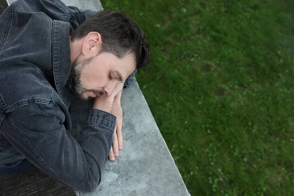 Κουρασμένος Άντρας Κοιμάται Πέτρινο Στηθαίο Έξω Θέα Στην Κορυφή Χώρος — Φωτογραφία Αρχείου
