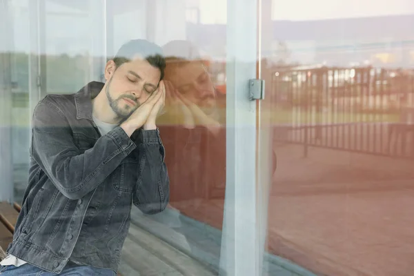 Homem Cansado Dormindo Transporte Público Parar Livre Vista Através Vidro — Fotografia de Stock