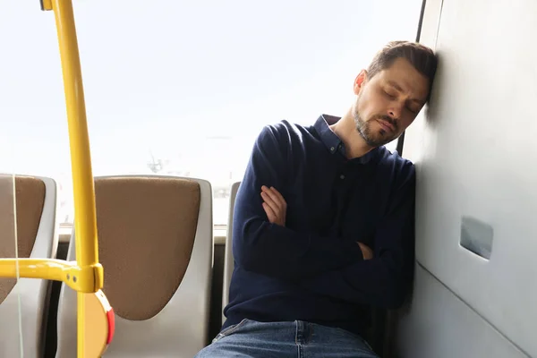 Κουρασμένος Άνθρωπος Κοιμάται Ενώ Κάθεται Στα Μέσα Μαζικής Μεταφοράς — Φωτογραφία Αρχείου