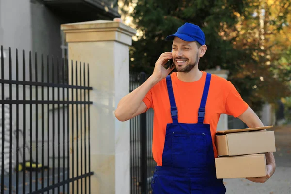 Courier Parcels Talking Smartphone Outdoors Space Text Order Delivery —  Fotos de Stock