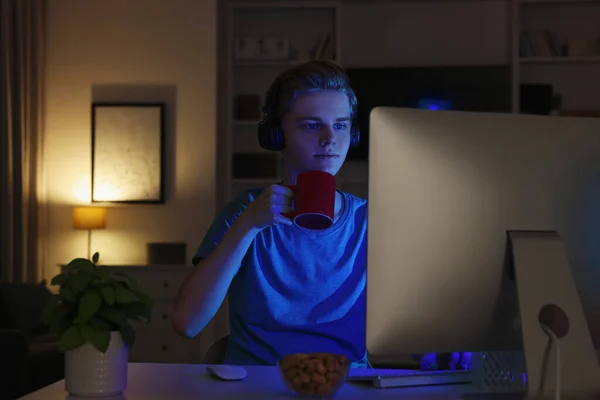 Adolescente Com Xícara Bebida Usando Computador Quarto Noite Vício Internet — Fotografia de Stock