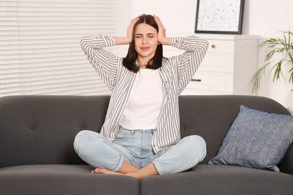 Junge Frau Leidet Unter Kopfschmerzen Auf Dem Sofa Hause Hormonelle — Stockfoto