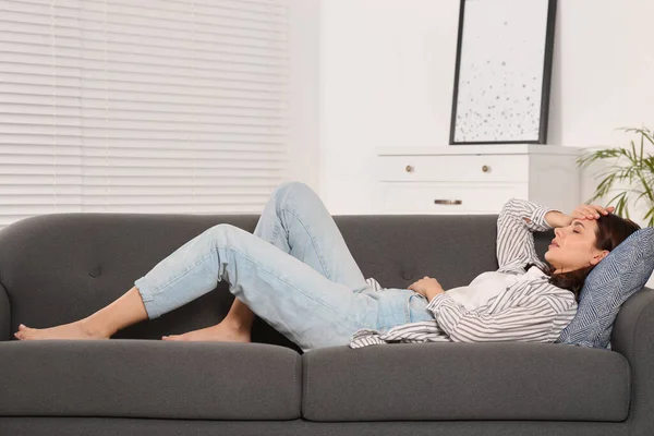 Junge Frau Leidet Unter Kopfschmerzen Auf Sofa Haus Hormonelle Störungen — Stockfoto