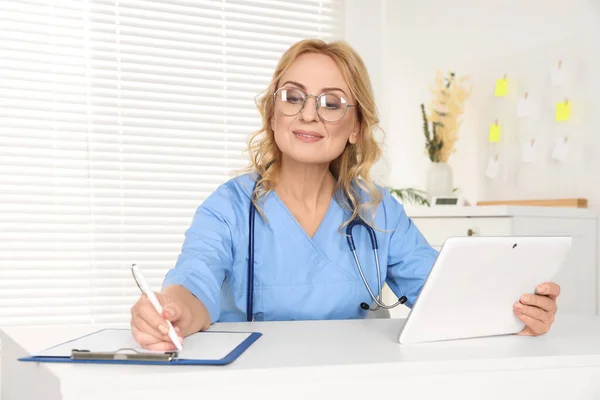 Doctor Glasses Tablet Consulting Patient Clinic Online Medicine Concept — Stockfoto