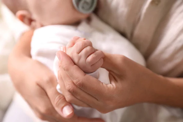 Matka Drží Novorozeně Uvnitř Soustřeďte Ruce — Stock fotografie