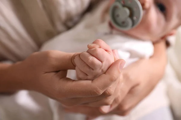 妈妈把新生婴儿抱在家里 专注于双手 — 图库照片