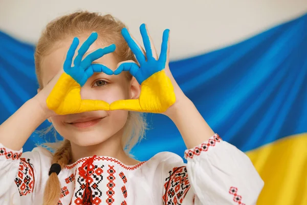 Menina Fazendo Coração Com Mãos Pintadas Perto Bandeira Ucraniana Espaço — Fotografia de Stock