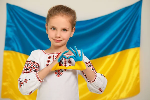 Маленька Дівчинка Яка Малює Руки Під Українським Прапором Місце Тексту — стокове фото