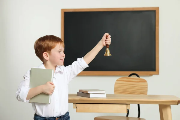 Netter Kleiner Junge Klingelt Der Schule Klassenzimmer — Stockfoto