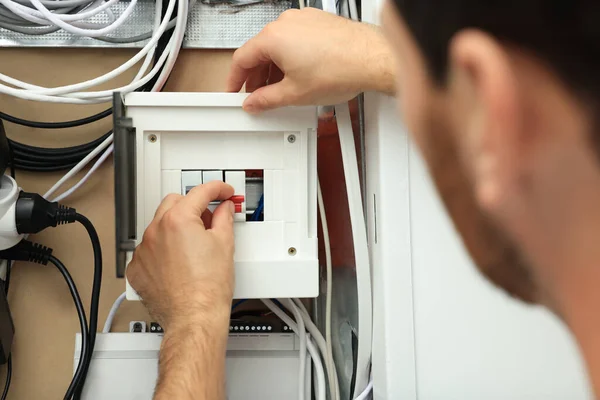 Electricista Desconectando Interruptores Caja Fusibles Primer Plano — Foto de Stock
