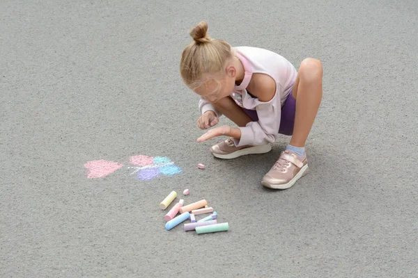 Kleines Kind Zeichnet Schmetterling Und Herz Mit Kreide Auf Asphalt — Stockfoto