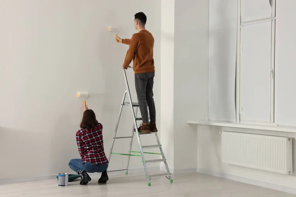 Jeune Couple Mur Peinture Avec Rouleaux Intérieur Rénovation — Photo