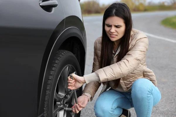 Mujer Joven Preocupada Cambiando Neumático Del Coche Carretera —  Fotos de Stock