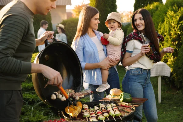Family Friends Having Barbecue Party Outdoors — Stock Photo, Image