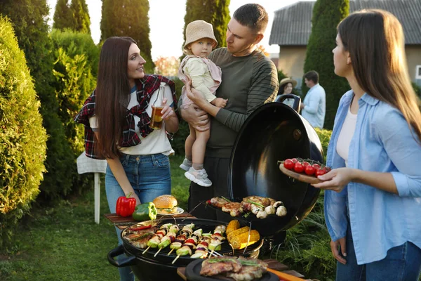 Famiglia Con Amici Che Fanno Festa Barbecue All Aperto — Foto Stock