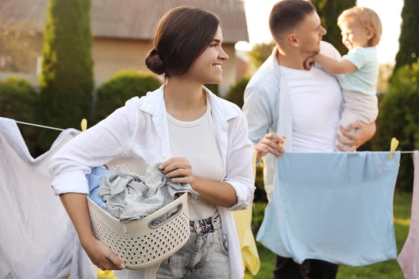 Mutlu Aile Çamaşır Ipine Yakın Arka Bahçesinde Kuru Giysiler Var — Stok fotoğraf