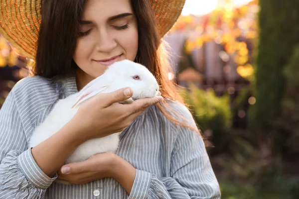 Mujer Feliz Sosteniendo Lindo Conejo Aire Libre Día Soleado Primer — Foto de Stock
