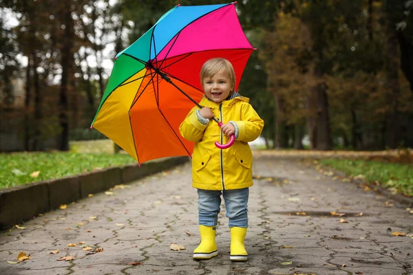 Маленькая Девочка Красочным Зонтиком Гуляет Открытом Воздухе — стоковое фото