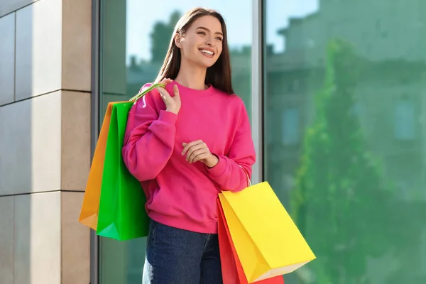 Beautiful Young Woman Shopping Bags Building Outdoors — Stockfoto
