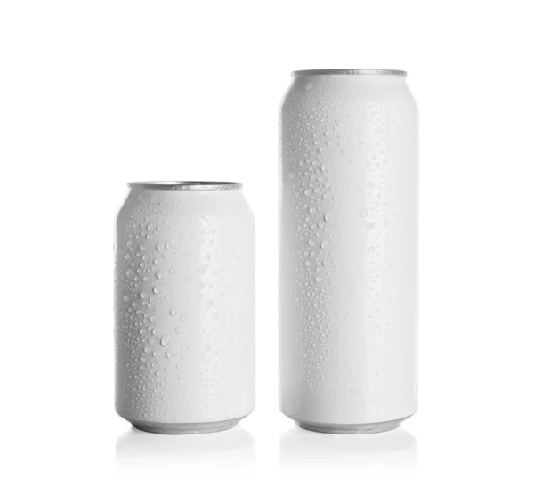 Latas Alumínio Com Bebidas Fundo Branco — Fotografia de Stock