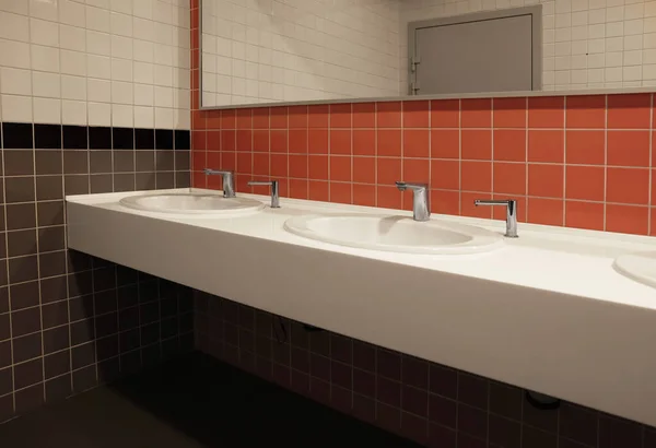 Public Toilet Interior Sinks Mirror — Zdjęcie stockowe