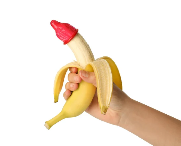 白い背景にコンドームをつけてバナナを持つ女性を閉じます 安全なセックスの概念 — ストック写真