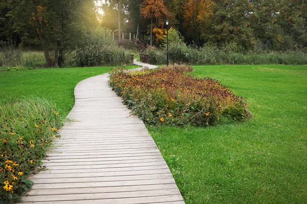 Yolları ve yeşil çimenleri olan güzel bir şehir parkı