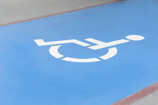 アスファルト道路上の車椅子のシンボル 障害者用駐車許可証 — ストック写真