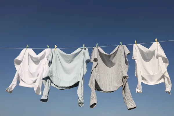 Tvättlina Med Torkande Kläder Och Klädnypor Blå Himmel — Stockfoto