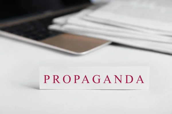 Begreppet Informationskrig Word Propaganda Laptop Och Tidningar Bordet Närbild — Stockfoto
