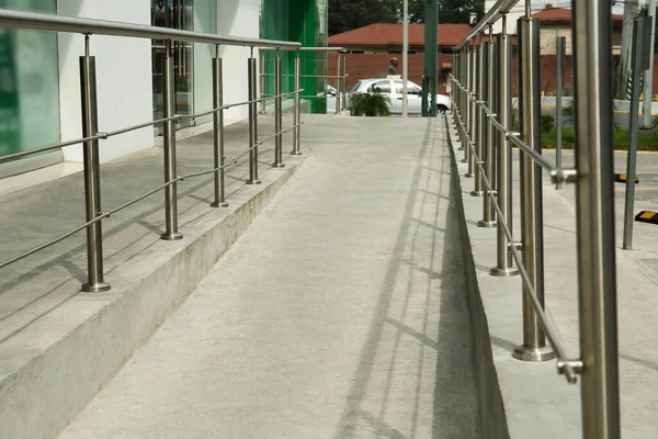 Rampa Concreto Com Grades Metal Brilhantes Livre — Fotografia de Stock