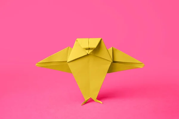 Arte Origami Pássaro Papel Verde Artesanal Sobre Fundo Rosa — Fotografia de Stock