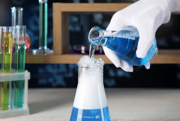 Вчений Який Працює Лабораторним Скляним Посудом Приміщенні Крупним Планом Хімічна — стокове фото