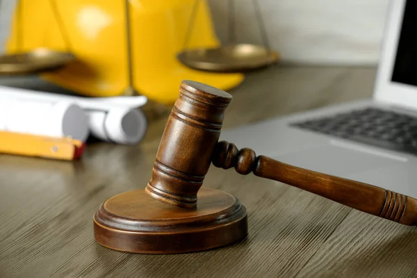 Építési Földjogi Fogalmak Gavel Bíró Igazságszolgáltatás Mérlegei Bukósisak Rajzok Laptoppal — Stock Fotó