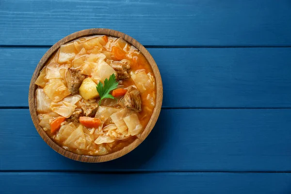 Tasty Cabbage Soup Meat Carrot Parsley Blue Wooden Table Top — Foto de Stock