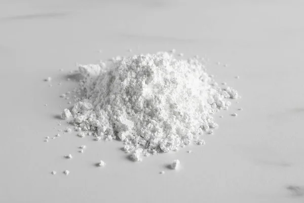 Heap Carbonato Cálcio Sobre Mesa Branca — Fotografia de Stock