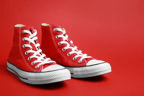 Пара Нових Стильних Кросівок Червоному Тлі — стокове фото