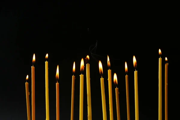 Зажигание Свечей Черном Фоне Символ Скорби — стоковое фото