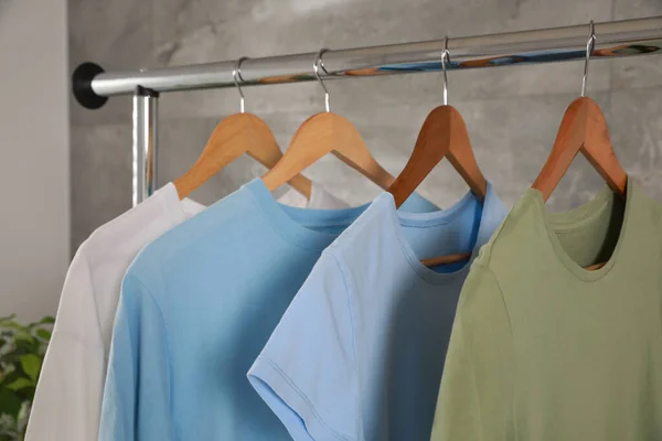 Diferentes Camisetas Limpas Penduradas Rack Dentro Casa — Fotografia de Stock