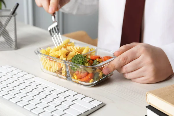 Ofis Çalışanı Yerinde Öğle Yemeği Yiyor Yakın Plan — Stok fotoğraf