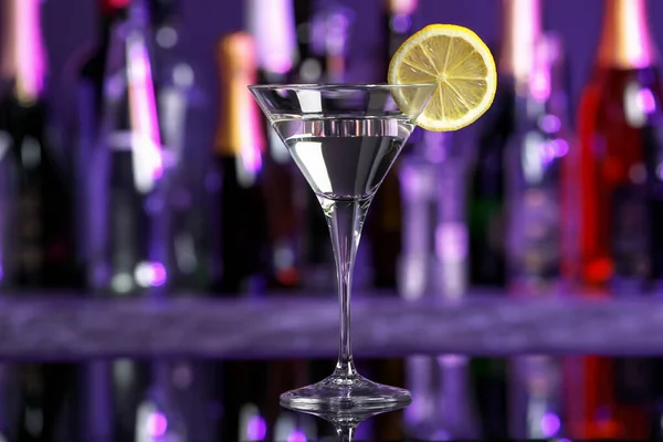 Martini Verre Cocktail Rafraîchissant Tranche Citron Sur Surface Miroir — Photo