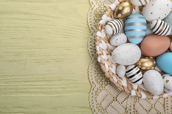 Sarı Ahşap Masa Üzerinde Çok Güzel Dekore Edilmiş Paskalya Yumurtaları — Stok fotoğraf